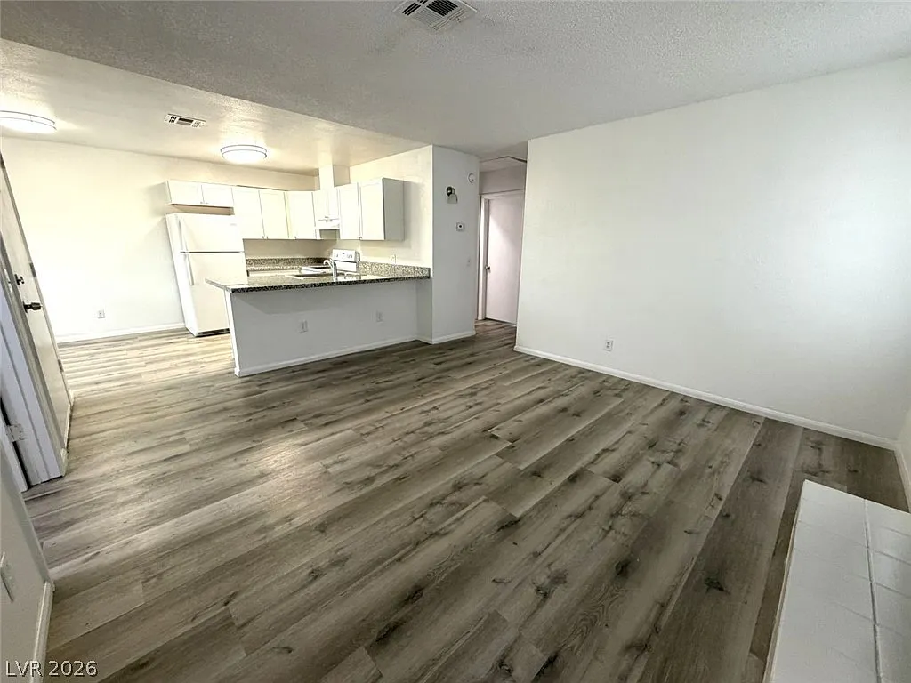 2 bed, 1.0 bath, 778 sqft, $1,040 — Photo 2