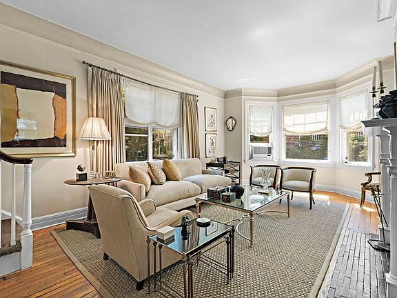 Livingroom with big windows and a fireplace