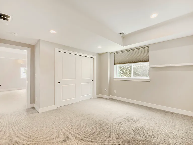 687 Easton Ct — Photo 31
