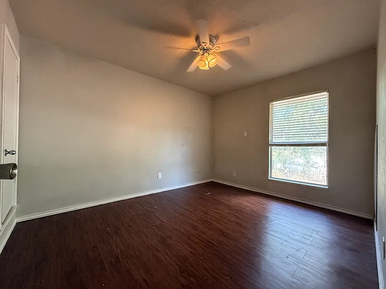 734 Londonderry Ln — Photo 9