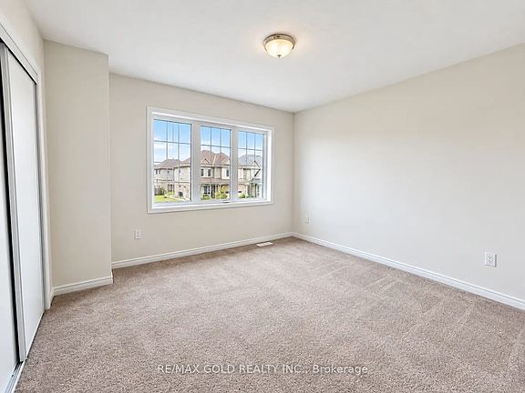 5th image of 26 Alexandra Dr