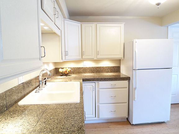 Granite counters & under cabinet lighting