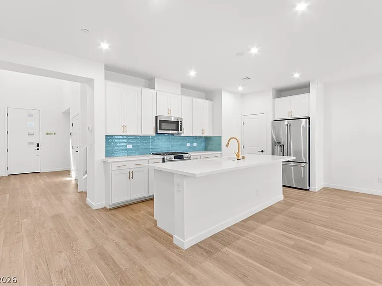 680 Echelon St — Photo 16