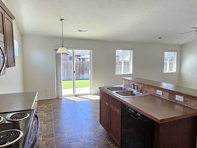 6114 Ochoco Ln — Photo 7