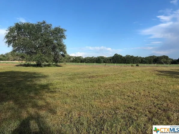 1 Pvt #1672, Hallettsville, TX 77964