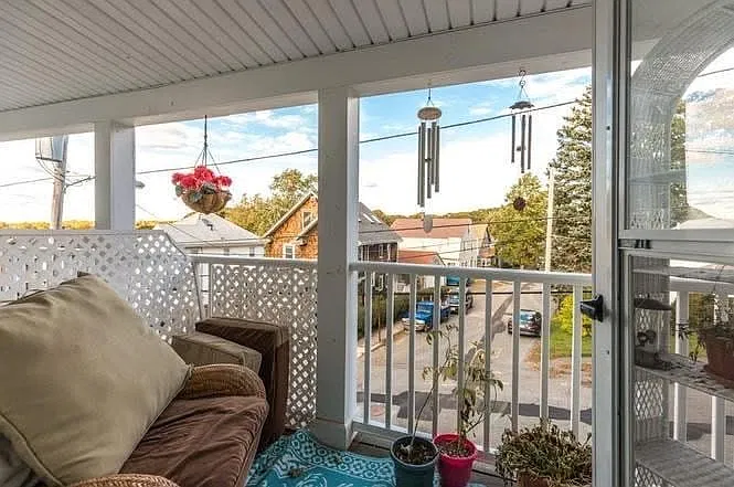 3 bed, 950 sqft, $2,500 — Photo 2