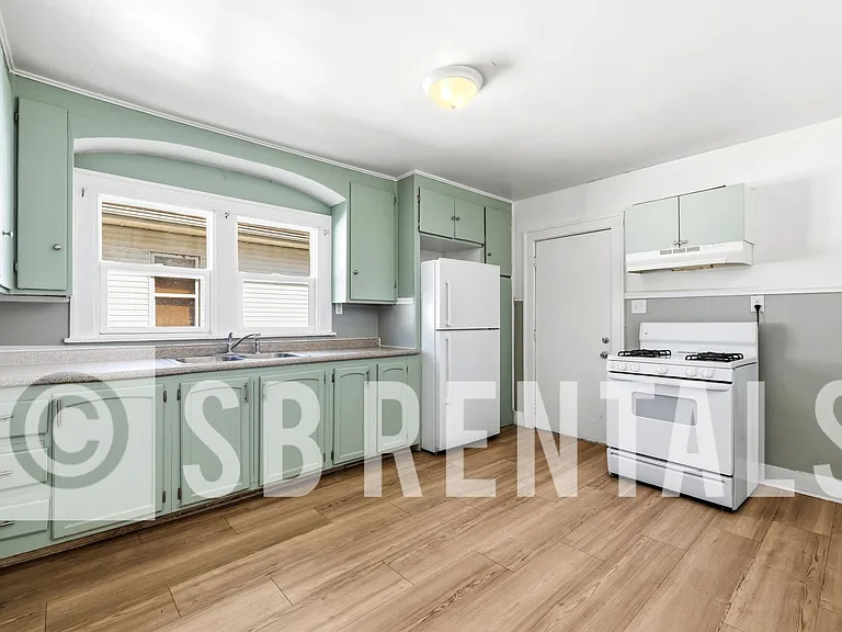 2410 Linden Ave — Photo 5