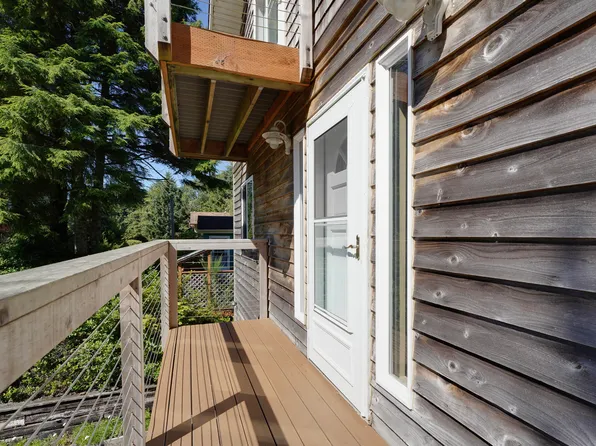 5545 6th St NW, Tillamook, OR 97141