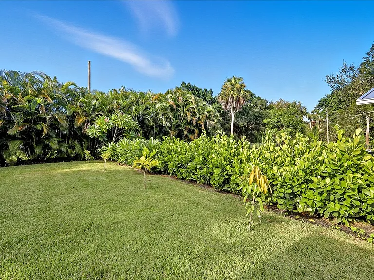 676 Royal Palm Pl — Photo 18