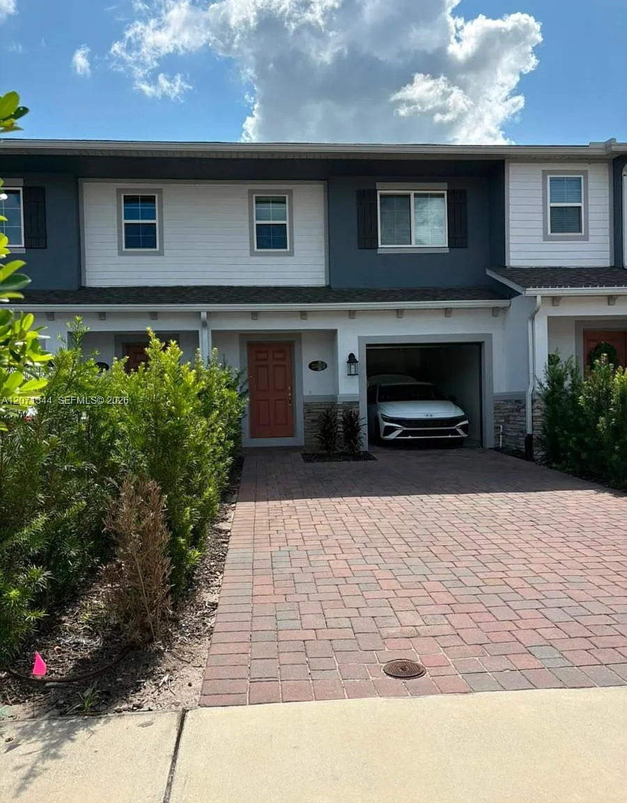 3 bed, 3.5 bath, 1379 sqft, $2,300 — Photo 1