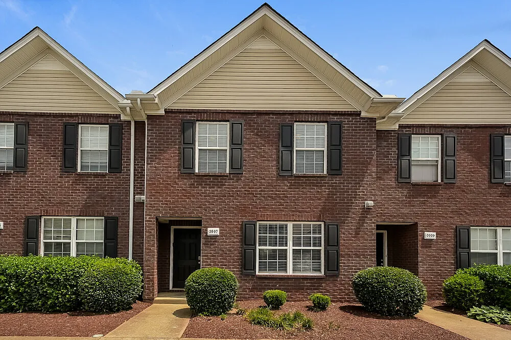3 bed, 2.5 bath, 1356 sqft, $1,615 — Photo 1