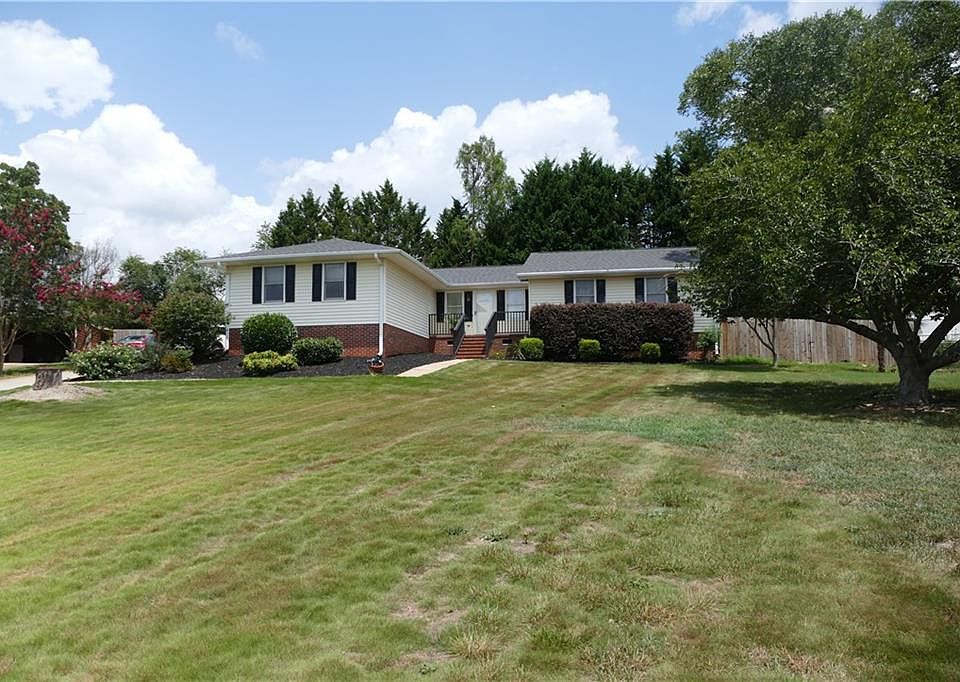2nd image of 106 Moorland Dr