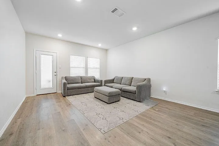 3 bed, 2.5 bath, 1898 sqft, $2,085 — Photo 4