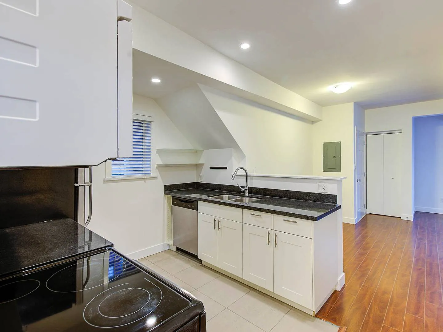 Ground 120 E King Ed — Photo 3