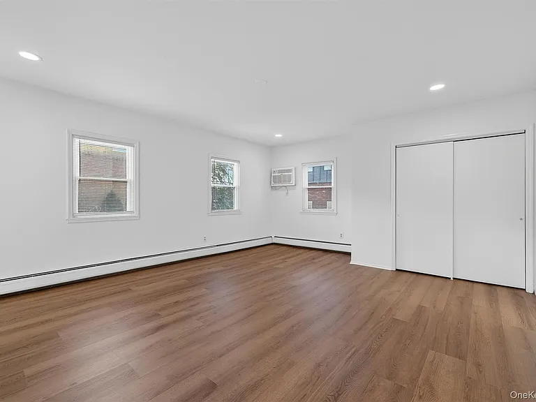 12 Scotchtown Ave — Photo 7