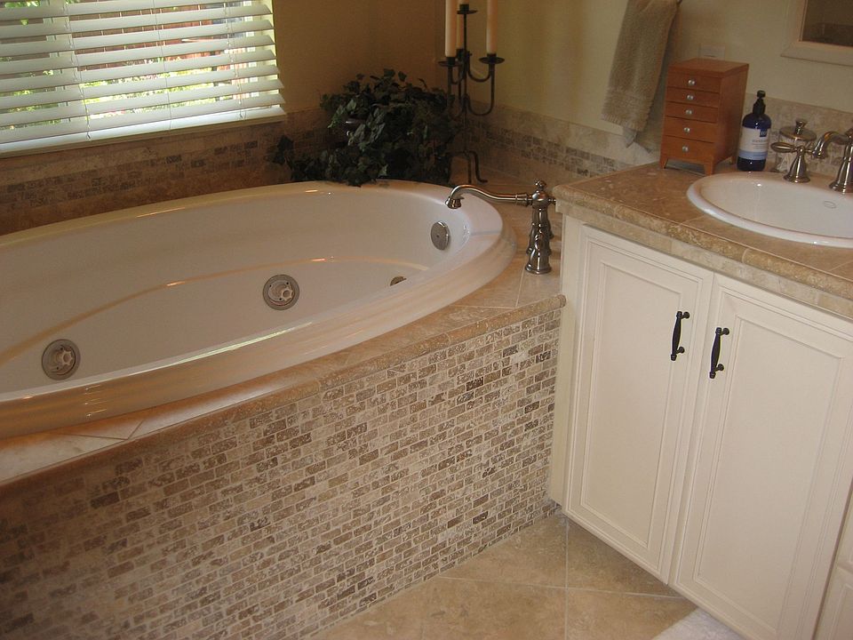 2 person jaccuzzi with flatscreen above