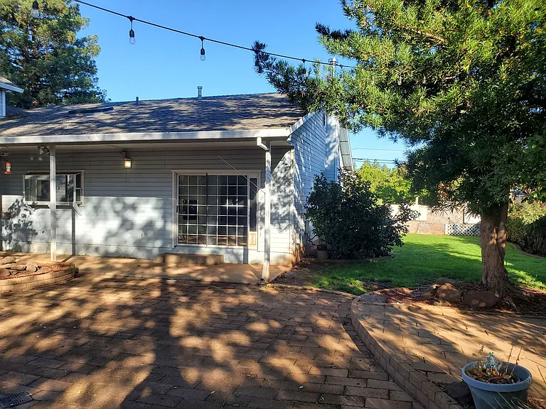 1661 Manzanita Ave — Photo 22