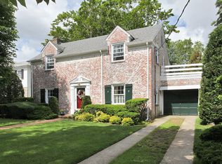 30 S Forest Ave, Rockville Centre, NY 11570