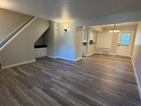 605 W Benton St APT B, Siloam Springs, AR 72761