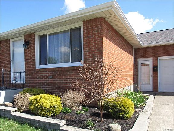 3rd image of 21 Cresthaven Dr