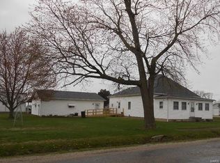 704 S Main St, Witt, IL 62094