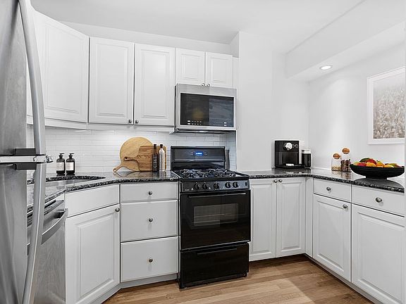 3rd image of 333 E 34th St APT 14D