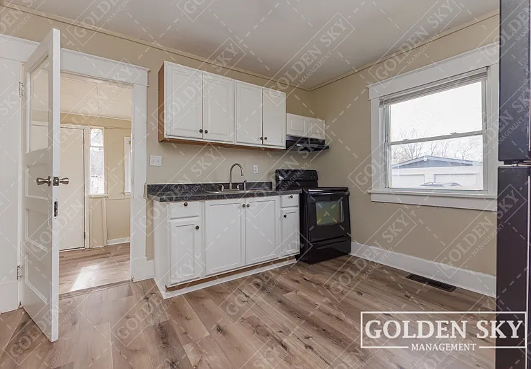 2440 S Hoyt Ave — Photo 3