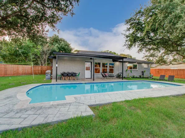 17155 Barcelona Dr, Friendswood, TX 77546