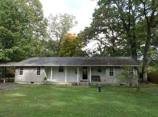 1202 Seymour St, Benton, IL 62812