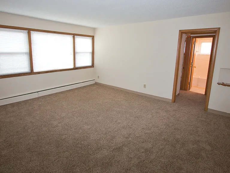 1600 Ford Pkwy — Photo 9