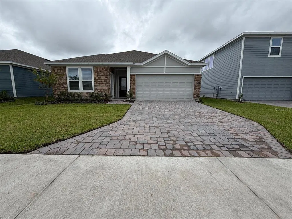 3 bed, 2.0 bath, 2066 sqft, $2,400 — Photo 1