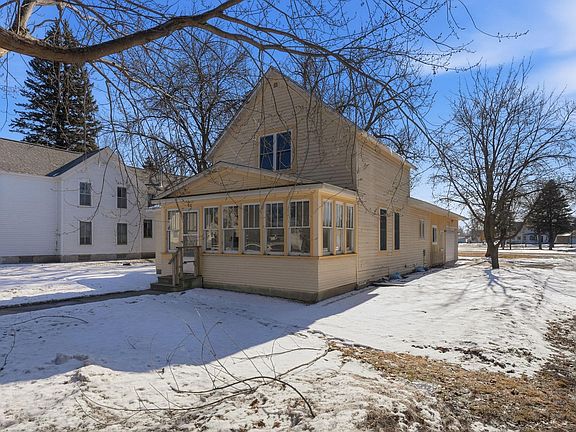 3rd image of 4 Riverside Ave NE