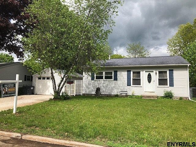 1st image of 8 Meadow Ln