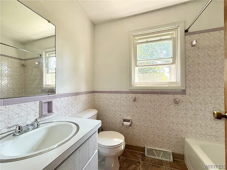 90 E Summerset Ln — Photo 13