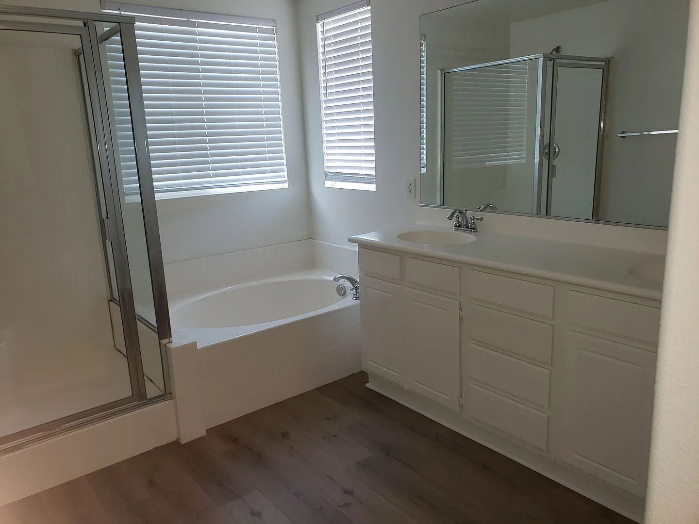 Beautiful 4 Bedroom 3 Bath — Photo 3