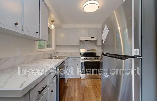 2920B Harney St Photo 1