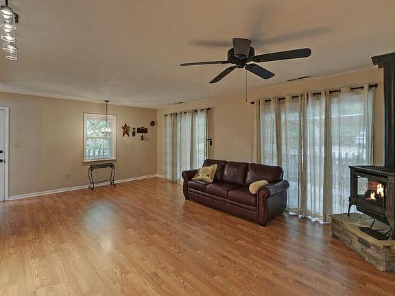 2nd image of 332 E Vineyard Rd