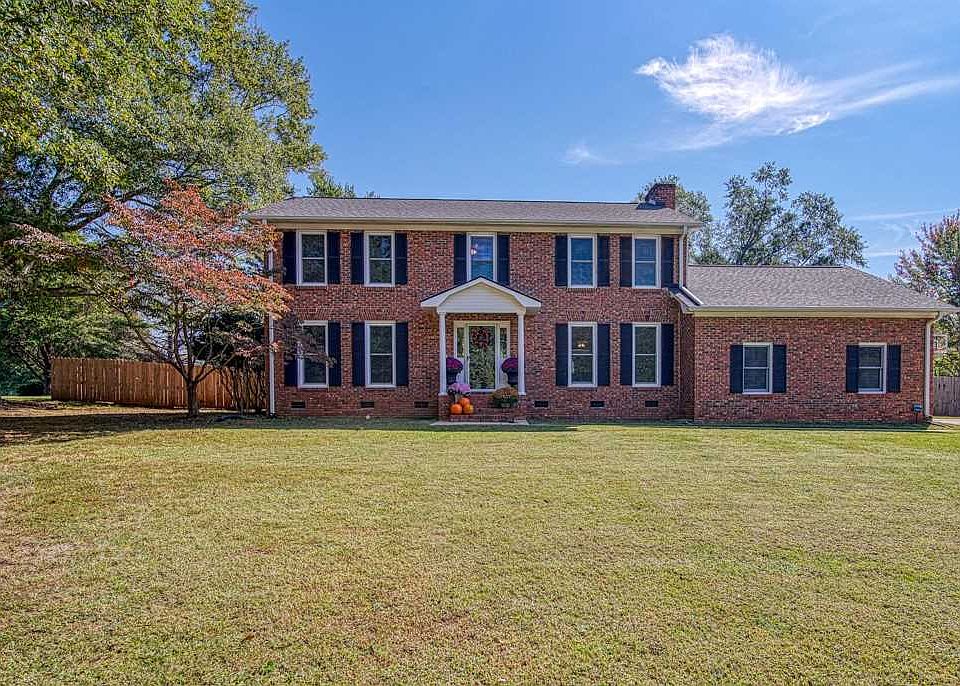 1st image of 203 Thornhill Dr