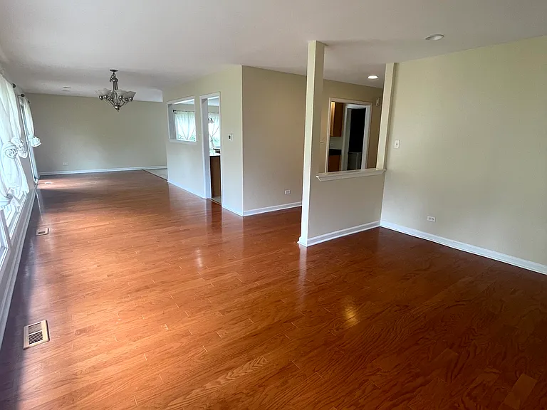 2S525 Lloyd Ave — Photo 7