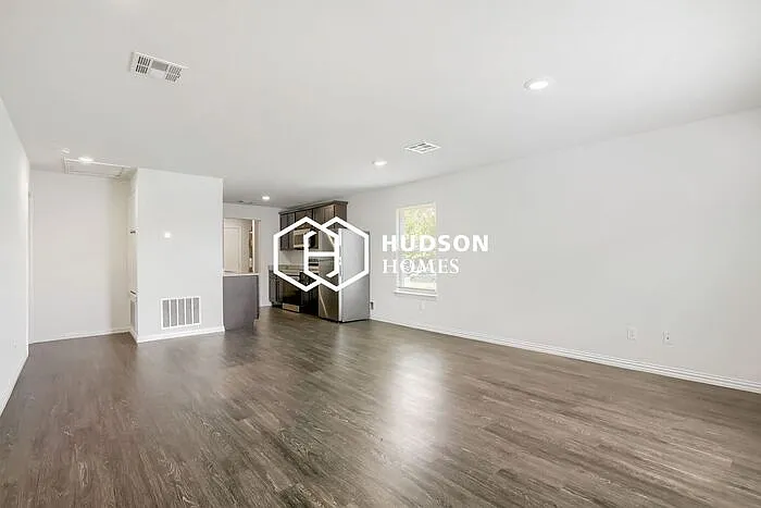 3 bed, 2.0 bath, 1090 sqft, $1,325 — Photo 4