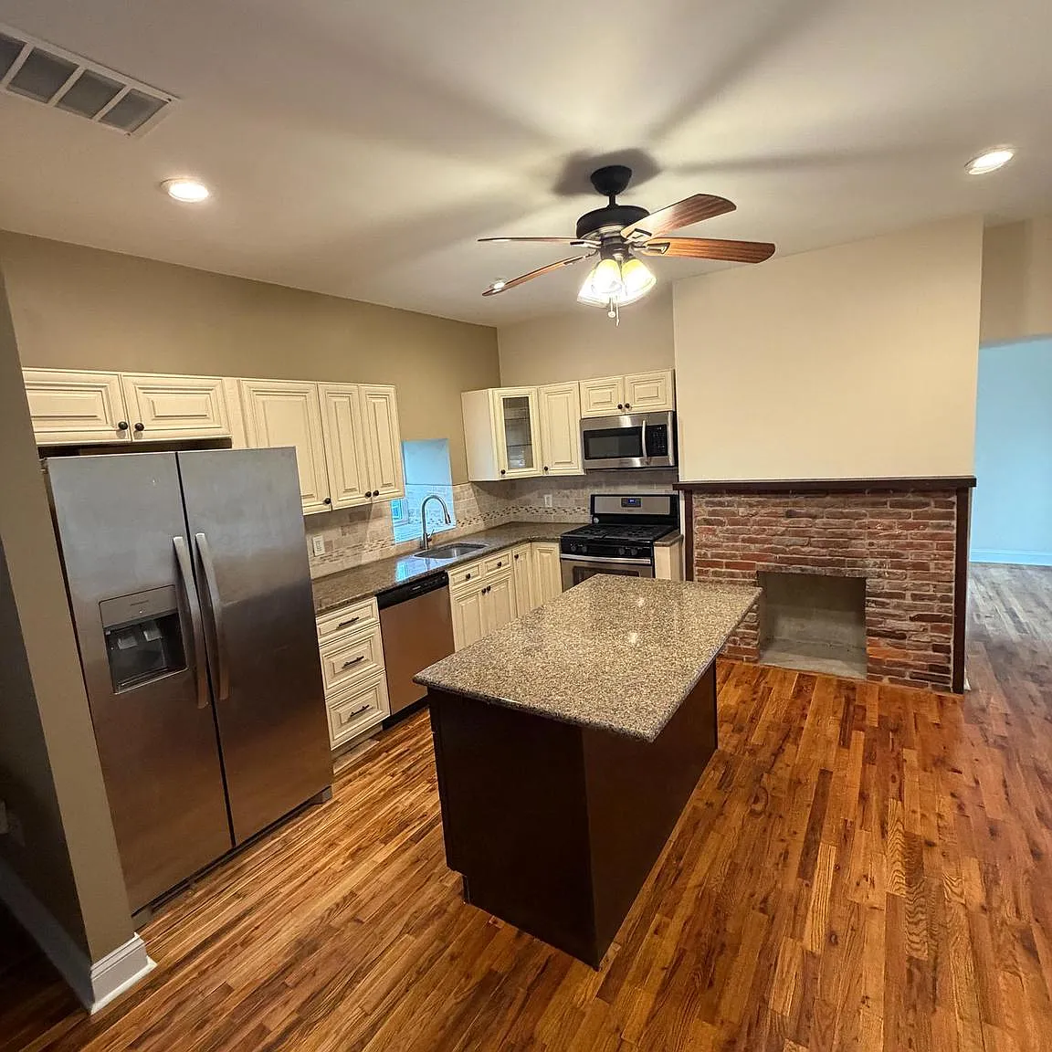 3 bed, 1.5 bath, 1719 sqft, $2,800 — Photo 1
