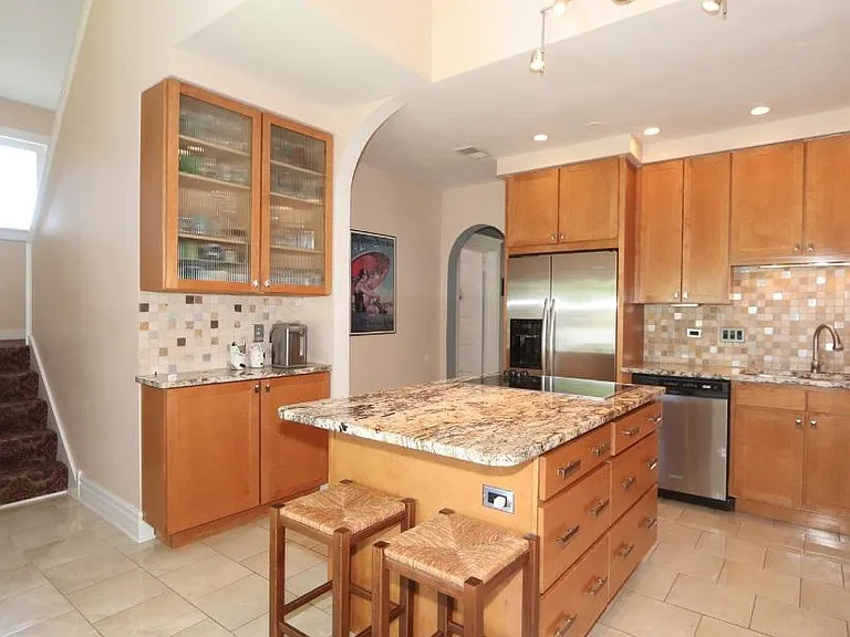 916 Pleasant St #2 — Photo 8