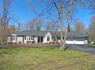 9326 Hunting Valley Rd S, Clarence, NY 14031