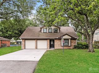 2203 Redwood Dr, Kemah, TX 77565