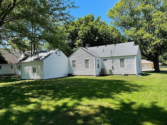 3rd image of 706 Garden Ct