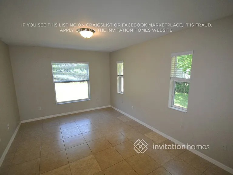 1660 E Breezy Ln — Photo 3
