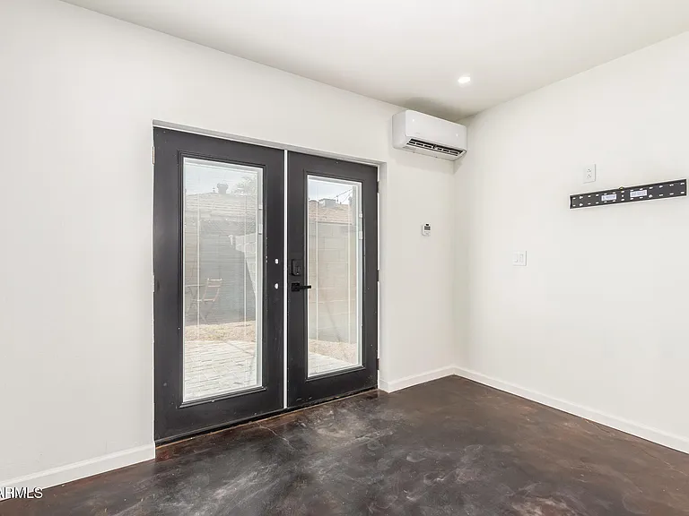 2402 W Weldon Ave — Photo 4