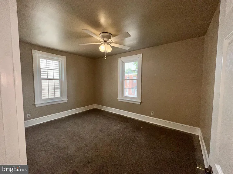 40 Lincoln Ave — Photo 11