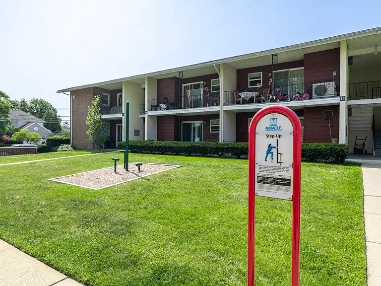 Edgewater Gardens Apartment Homes — Photo 15