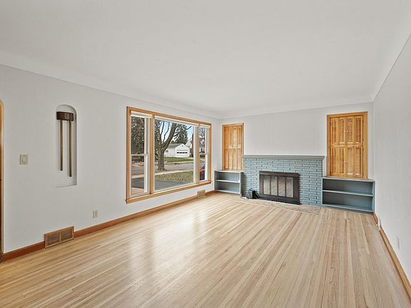 3rd image of 762 California Ave W